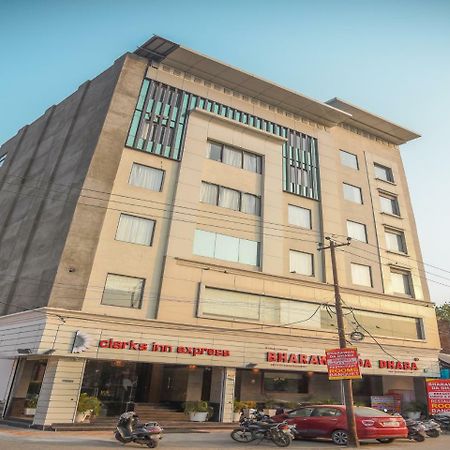 Bharawan Clarks Inn Express Amritszár Kültér fotó