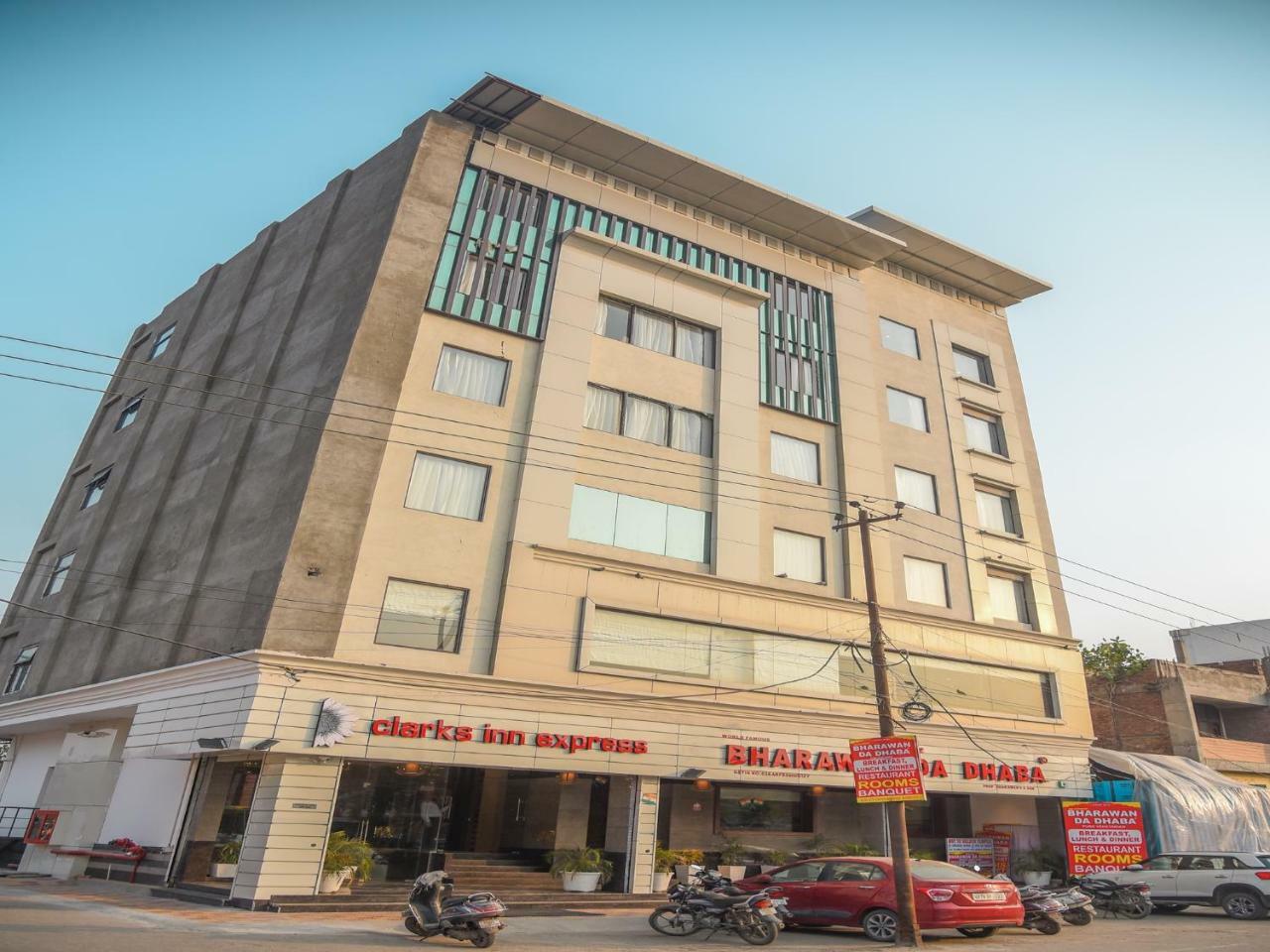 Bharawan Clarks Inn Express Amritszár Kültér fotó